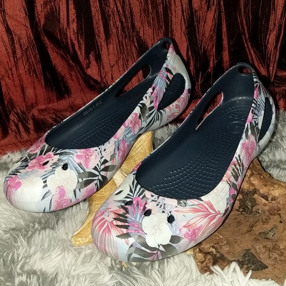 crocs floral shoes